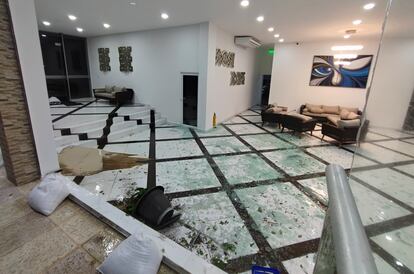 Interior de un hotel dañado en la isla de San Andrés, Colombia, tras el paso del huracán.