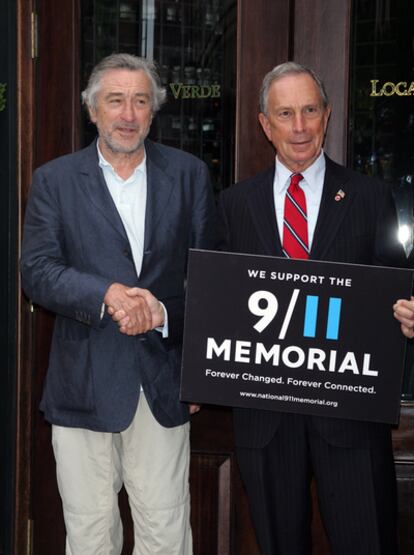 Robert DeNiro y el alcalde de Nueva York, Michael Bloomberg, en la puerta del restaurante del actor, el 24 de junio de 2010