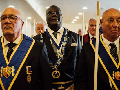 Cuatro centenares de masones llegados de una treintena de delegaciones internacionales asistieron al acto en Madrid para proclamar la reelección del Gran Maestro de la Gran Logia de España.