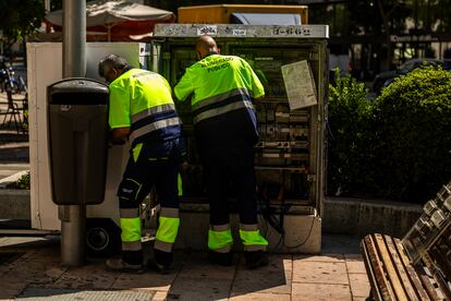 Dos trabajadores en el centro de Madrid, este lunes.
