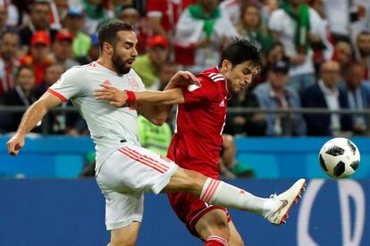 El defensa español Carvajal y el delantero iraní Sardar Azmoun (d).