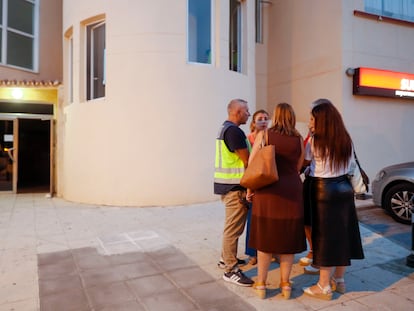 La policía habla con concejales de Málaga este martes, junto a la entrada del edificio donde han sido encontrados los cadáveres de un hombre y una mujer en Torrequemada, Benalmádena.