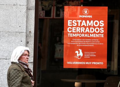 Cartel informativo en un local en el centro de Madrid, este sábado.