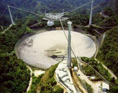 Visión aérea del plato del radiotelescopio de Arecibo, de 300 metros de diámetro