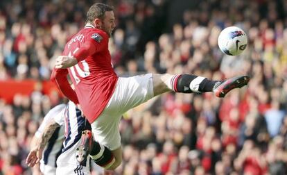 Rooney controla el balón durante el partido ante el WBA.