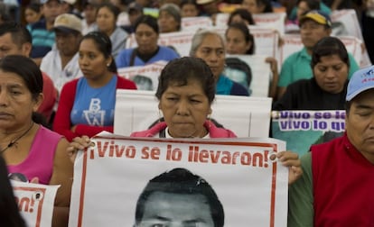 Familiares de los 43, este domingo en Ciudad de México