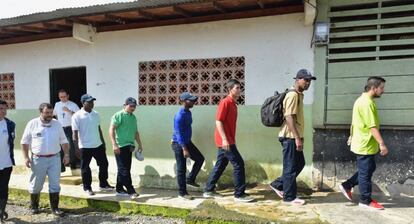 Los seis secuestrados liberados por el ELN, en una imagen cedida por la Defensoría del Pueblo de Colombia. 
