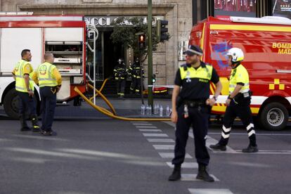 Al lugar se han desplazado varias dotaciones de los bomberos de la capital, que han desalojado el hotel Vincci Capitol. La zona es muy transitada por sus comercios y cines. No se han registrado heridos, según una portavoz de Emergencias Madrid.