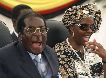 Robert Mugabe y su esposa, ayer en Harare.