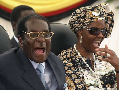 Robert Mugabe y su esposa, ayer en Harare.