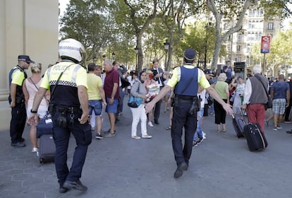 Miembros de la policía desalojan una de las calles cercanas al suceso.