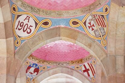 En los mosaicos del vestíbulo del edificio de la Administración se puede ver la letra Alfa junto a la fecha de inicio de la construcción de este pabellón, 1905. Otros muestran la letra Omega, junto a la fecha de finalización, 1910.