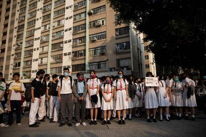 Concentración de estudiantes en el colegio Tsuen Wan donde estudiaba el jóven herido este miércoles.