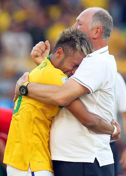 Neymar e Felipão se abraçam após a classificação do Brasil.