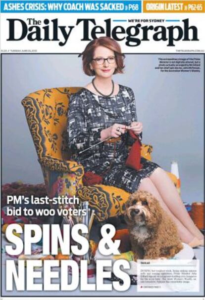 La primera ministra australiana Julia Gillard teje en la portada del diario australiano 'The Daily Telegraph'.