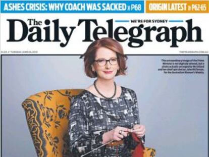 La primera ministra australiana Julia Gillard teje en la portada del diario australiano 'The Daily Telegraph'.