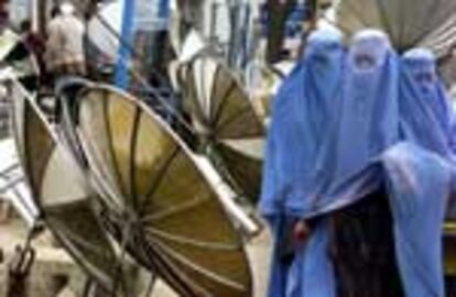 Mujeres afganas en un mercado de antenas parabólicas