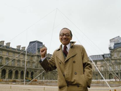 Ieoh Ming Pei, el 2 de mayo de 1985, frente a una simulación a tamaño real de la pirámide del Louvre, antes de comenzar las obras. |