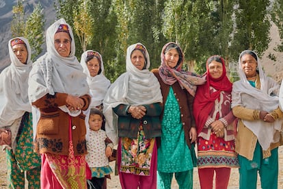 Mujeres de la zona de Chipurson, un valle que da cobijo a ocho aldeas, esperan en fila a las ganadoras del campeonato. El vehículo en el que viaja el Baba-Ghundi Chipurson para en varias localidades, donde las mujeres y niños las felicitan. Las jugadoras abrazan a las mujeres y les besan la mano como símbolo de respeto. Después, las mujeres de cada aldea les ofrecen té y comida.