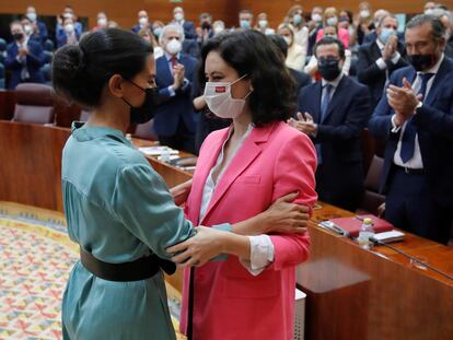 Rocío Monasterio (izquierda) felicita a Isabel Díaz Ayuso tras ser investida presidenta de la Comunidad de Madrid.