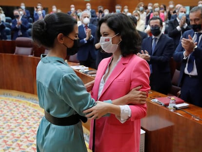 Rocío Monasterio (izquierda) felicita a Isabel Díaz Ayuso tras ser investida presidenta de la Comunidad de Madrid, el pasado 18 de junio.