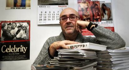 Vicente Vergara, directora de 'Cartelera Turia', con ejemplares de la publicación, en la redacción de Valencia.