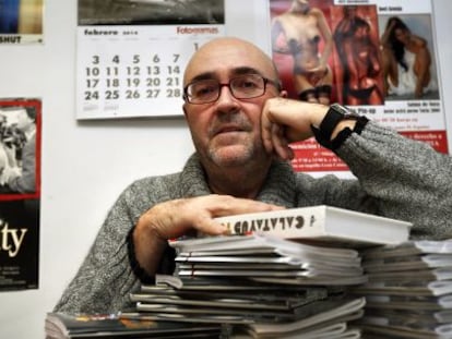 Vicente Vergara, directora de &#039;Cartelera Turia&#039;, con ejemplares de la publicaci&oacute;n, en la redacci&oacute;n de Valencia.