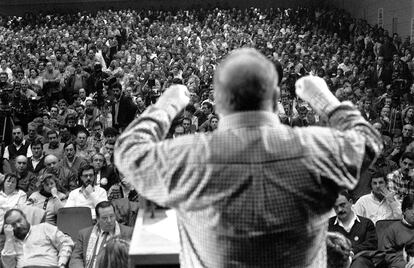 Nicolás Redondo, secretario general del sindicato UGT, se dirige a 5.000 delegados sindicales de UGT y CC OO, días antes de la huelga general 27 de enero de 1994, en una foto de archivo.