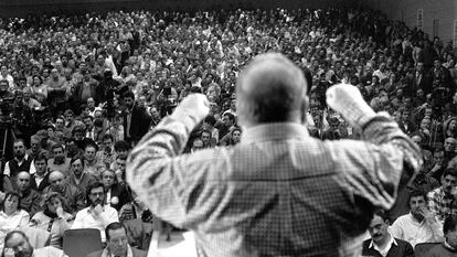 Nicolás Redondo, secretario general del sindicato UGT, se dirige a 5.000 delegados sindicales de UGT y CC OO, días antes de la huelga general 27 de enero de 1994, en una foto de archivo.