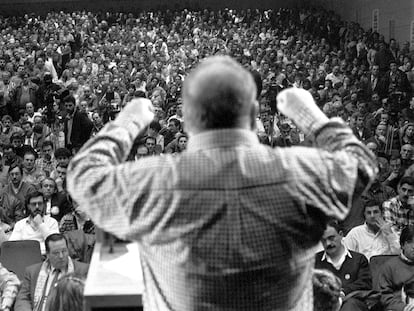 Nicolás Redondo, secretario general del sindicato UGT, se dirige a 5.000 delegados sindicales de UGT y CC OO, días antes de la huelga general 27 de enero de 1994, en una foto de archivo.