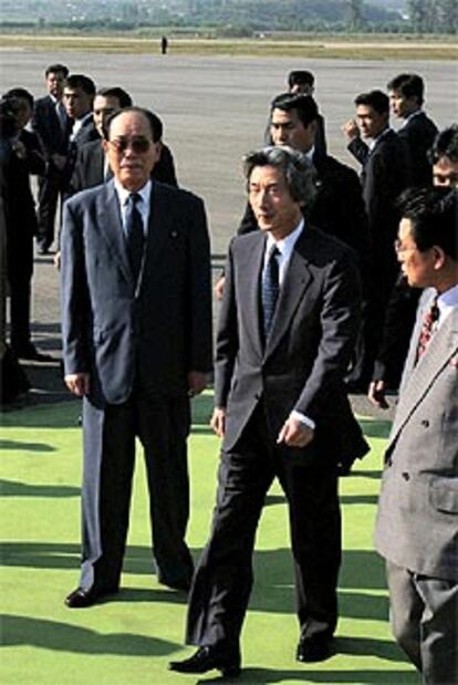 Kim Yong Nam, presidente de la Asamblea Popular Suprema de Corea del Norte, recibe a Koizumi en el aeropuerto de Pyongyang.