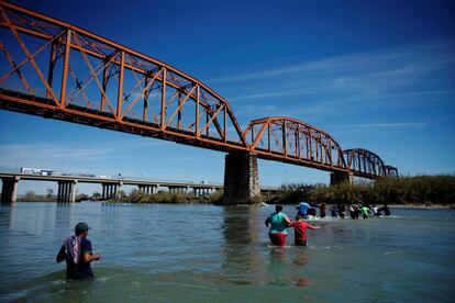 Un grupo de migrantes cruza río Bravo, en Piedras Negras (México), en su camino hacia EE UU.