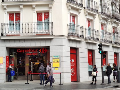 Un Carrefour Market de Madrid capital, con restricciones de entrada para impedir aglomeraciones.