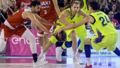 Blazic y Kuric luchan por la bola con Álvaro Muñoz durante el duelo.