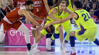 Blazic y Kuric luchan por la bola con Álvaro Muñoz durante el duelo.