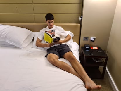 Alcaraz lee un libro sobre Nadal en su hotel de Melbourne. / @alcarazcarlos03