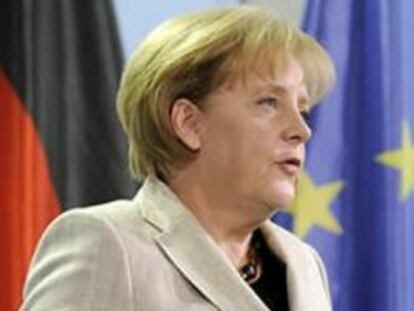 La canciller alemana, Angela Merkel, durante una rueda de prensa donde subrayó la importancia del paquete crediticio acordado esta madrugada por la Unión Europea y el FMI para "reforzar y defender" el euro, en Berlín, Alemania.