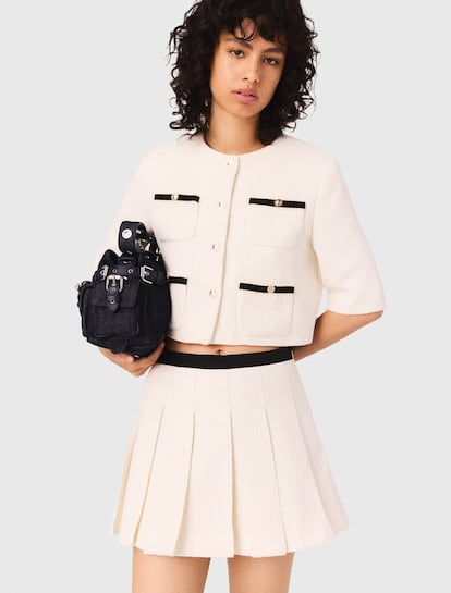 La versión sofisticada de la tradicional falda-pantalón, la firma Maje con este diseño de efecto tweed y destellos de lurex. El plisado sutil y la cintura elástica con banda de contraste combinan un aire urbano y refinado. Un básico con truco que equilibra comodidad y estilo. (225 euros).