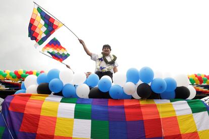 El expresidente Evo Morales ondea una bandera en Chimore, el 11 de noviembre de 2020, al volver a Bolivia después de 11 meses de exilio en Argentina. Morales, el primer presidente indígena de Bolivia, abandonó el país tras ser acusado de fraude en las elecciones.