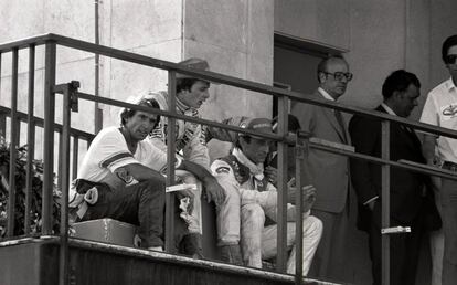 Los ganadores de la prueba, exhaustos, esperan sentados en el podio la entrega de los premios. Desde la izquierda, el francés Jacques Laffite, de Talbot, segundo; el canadiense Gilles Villeneuve, Ferrari, ganador, y el británico John Watson, de McLaren. Laffite tuvo que ser sacado del coche por sus mecánicos, porque no tenía fuerzas para salir por sus medios. Además tuvo que ser reanimado con oxígeno hasta recuperar fuerzas y poder subir a la tribuna.