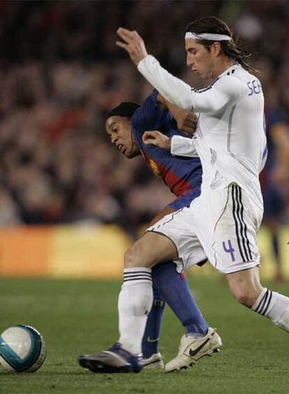 Ronaldinho forcejea con Sergio Ramos en el partido del sábado en el Camp Nou.