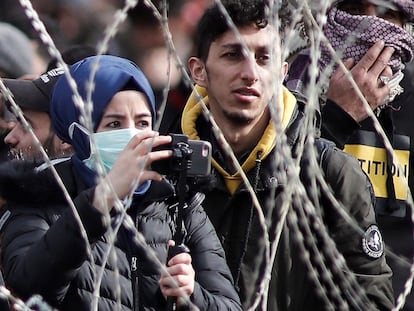 Un grupo de refugiados en territorio turco, en su intento de cruzar la frontera hacia Grecia el pasado marzo.