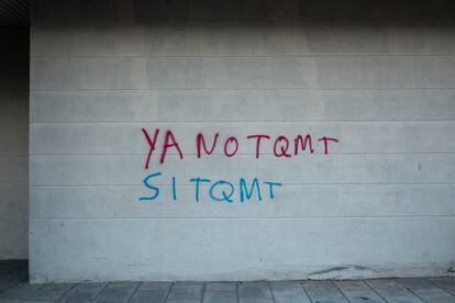 Una de las pintadas que Iván realizó la semana pasada en las paredes del pueblo dedicada a su exnovia, en Velilla de San Antonio.