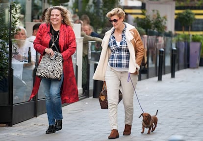 María Zurita a mediados del mes de abril, junto a una amiga y su perra Zeta paseando por Madrid. 
