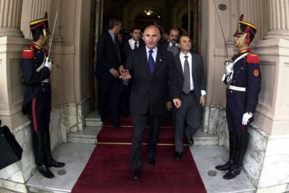 El ex presidente argentino Fernando de la Rúa abandona la Casa Rosada tras su dimisión en 2001.