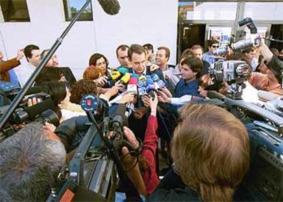 José Luis Rodríguez Zapatero, tras depositar su voto en un colegio electoral de Las Rozas (Madrid).