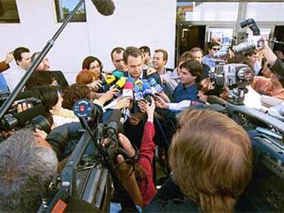 José Luis Rodríguez Zapatero, tras depositar su voto en un colegio electoral de Las Rozas (Madrid).