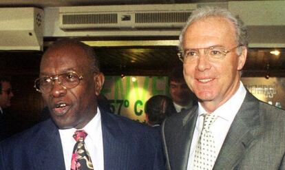 Jack Warner y Beckenbauer, en 2000.