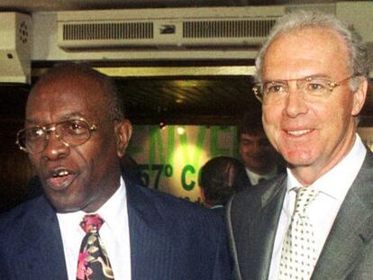 Jack Warner y Beckenbauer, en 2000.