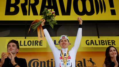 Tadej Pogacar celebra su victoria en la cuarta etapa del Tour de France.